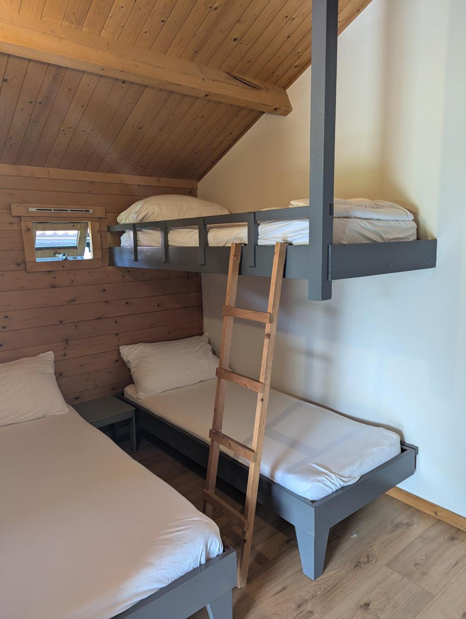 The Bee - Trekkershuts & Apartment Opperdoes Экстерьер фото